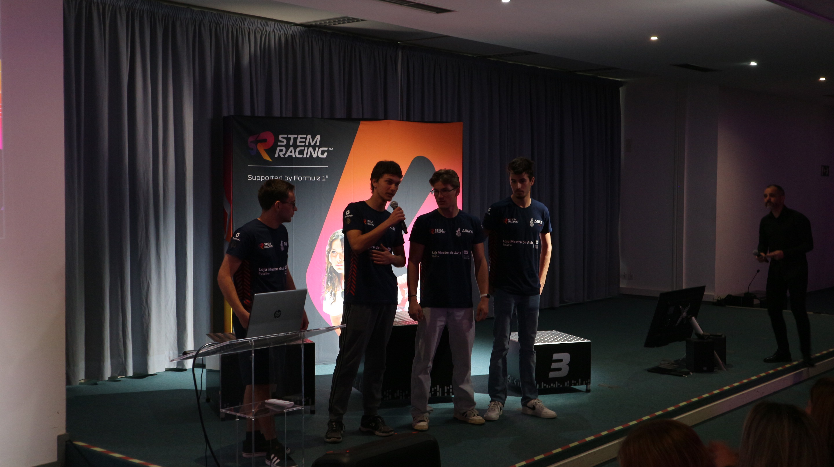 Equipa em palco na fase regional
