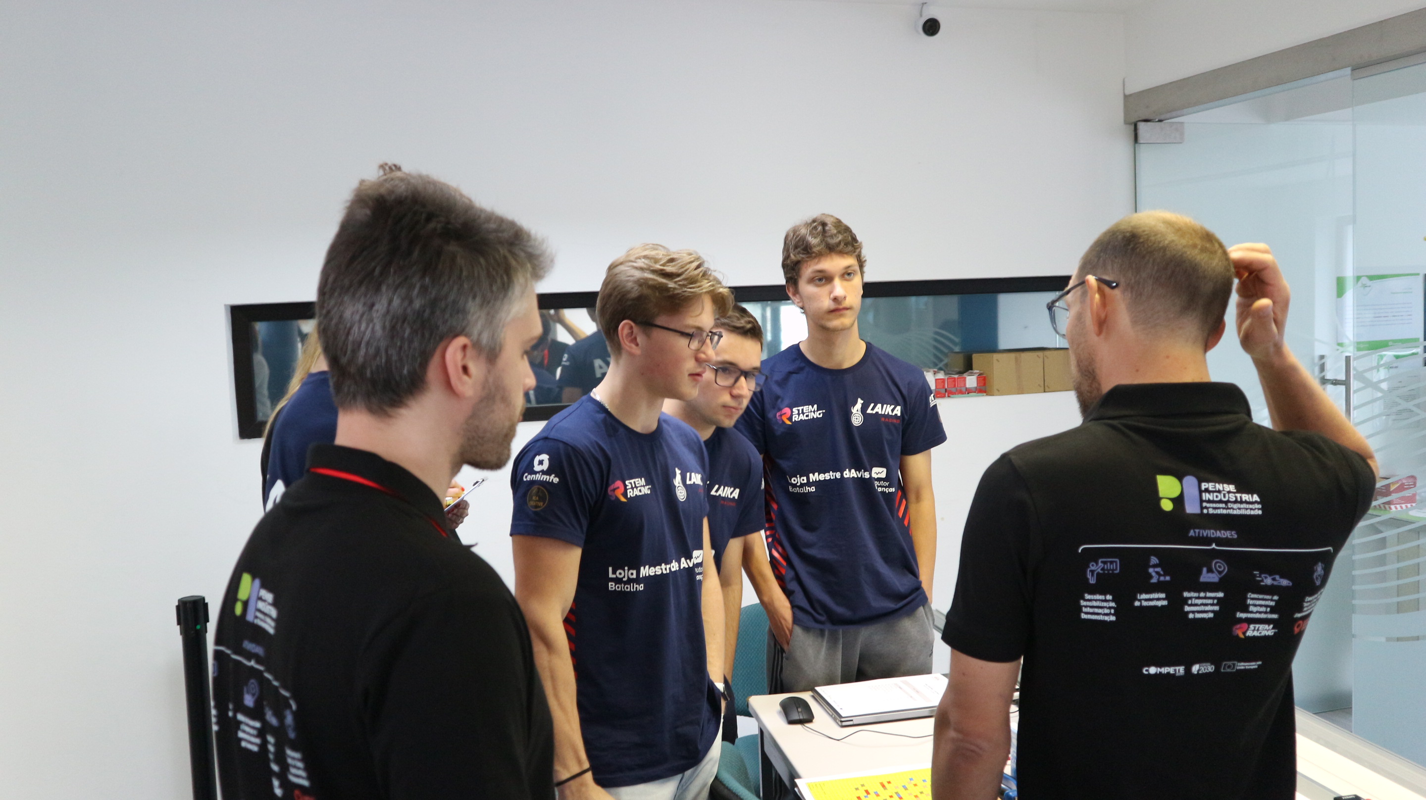 Equipa a preparar o espaço de competição