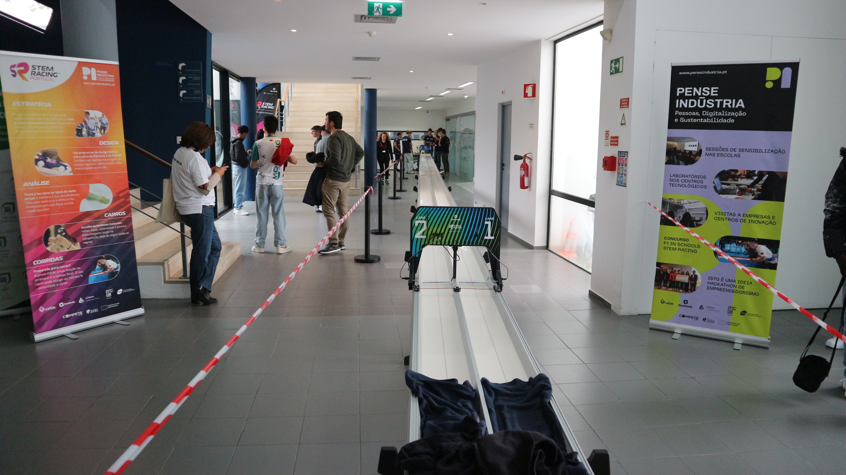 Zona da pista e equipas na fase regional
