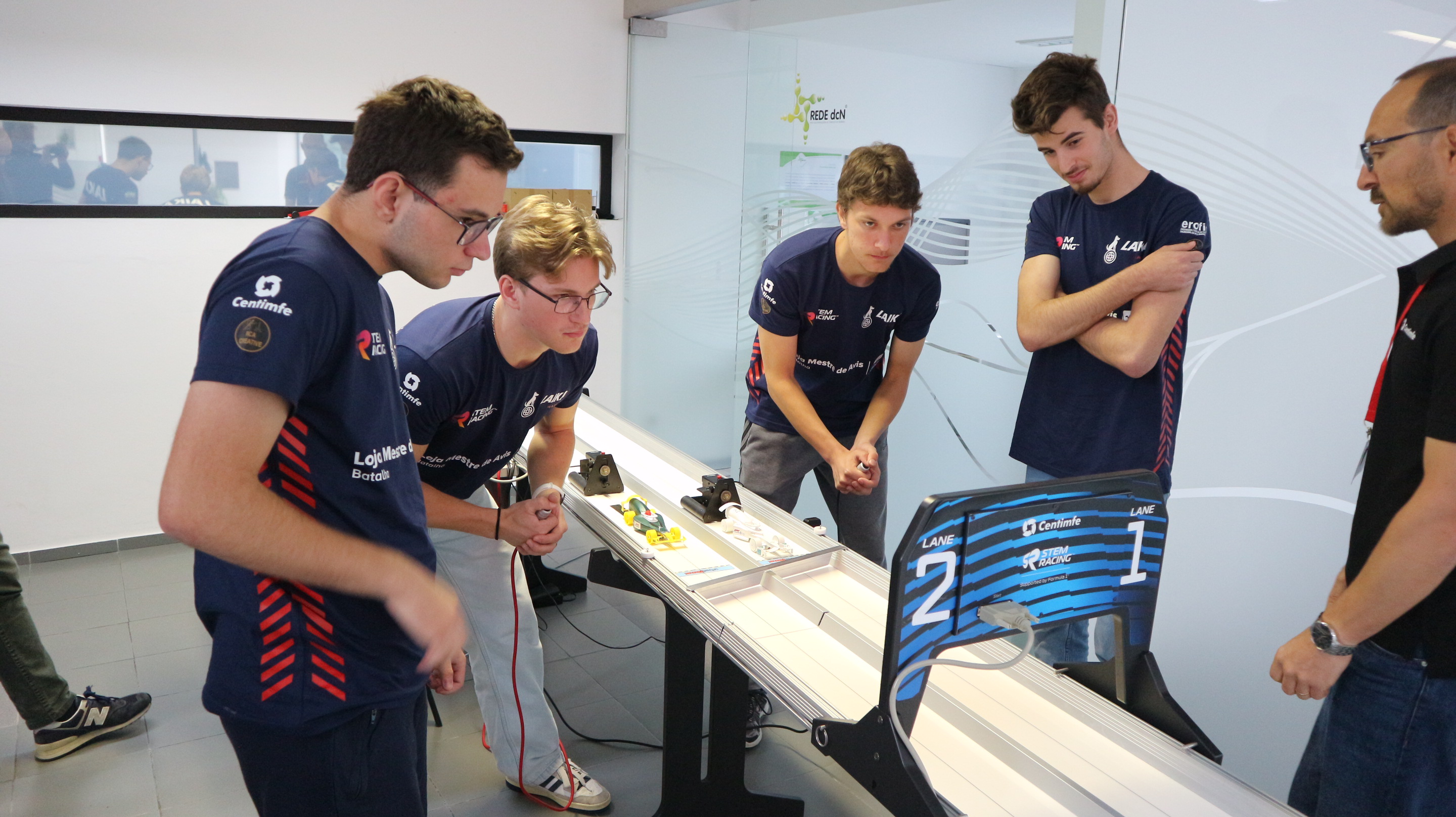 Equipa a acompanhar testes na pista