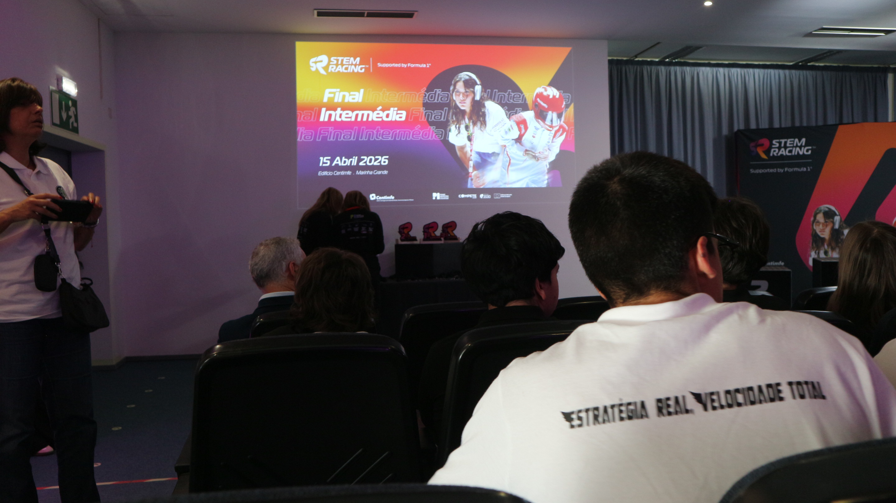 Público a assistir à apresentação regional